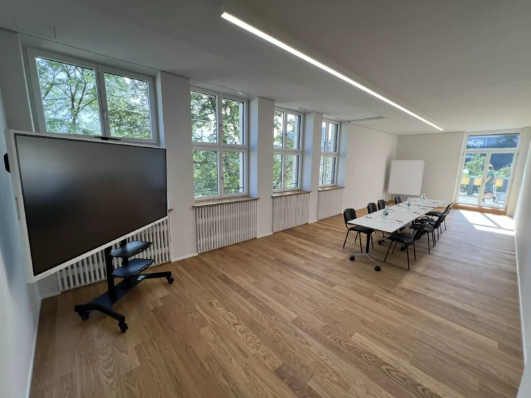 Seminarraum mit TV und Tisch